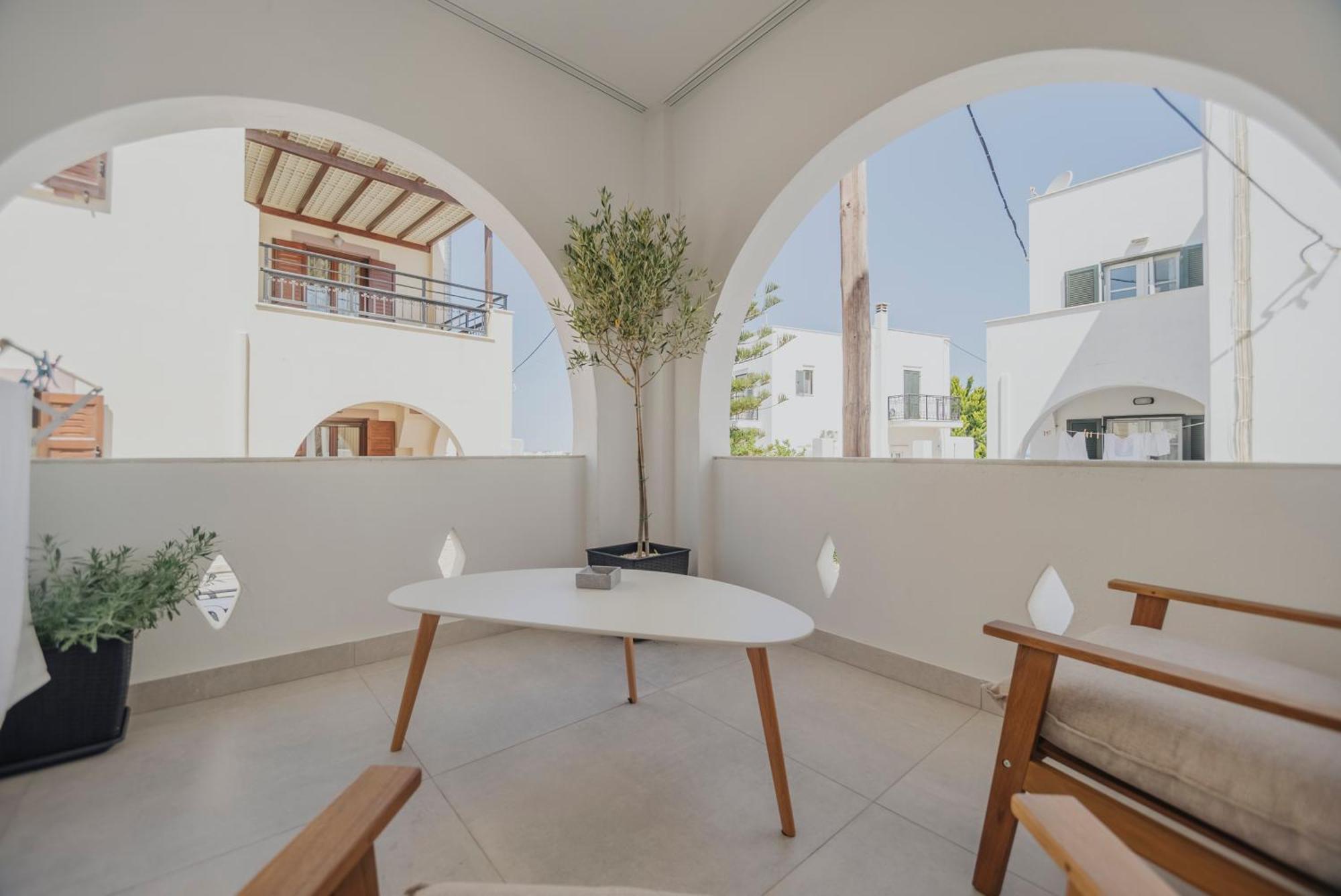 Naxos CityGolden Bird'S公寓式酒店 外观 照片